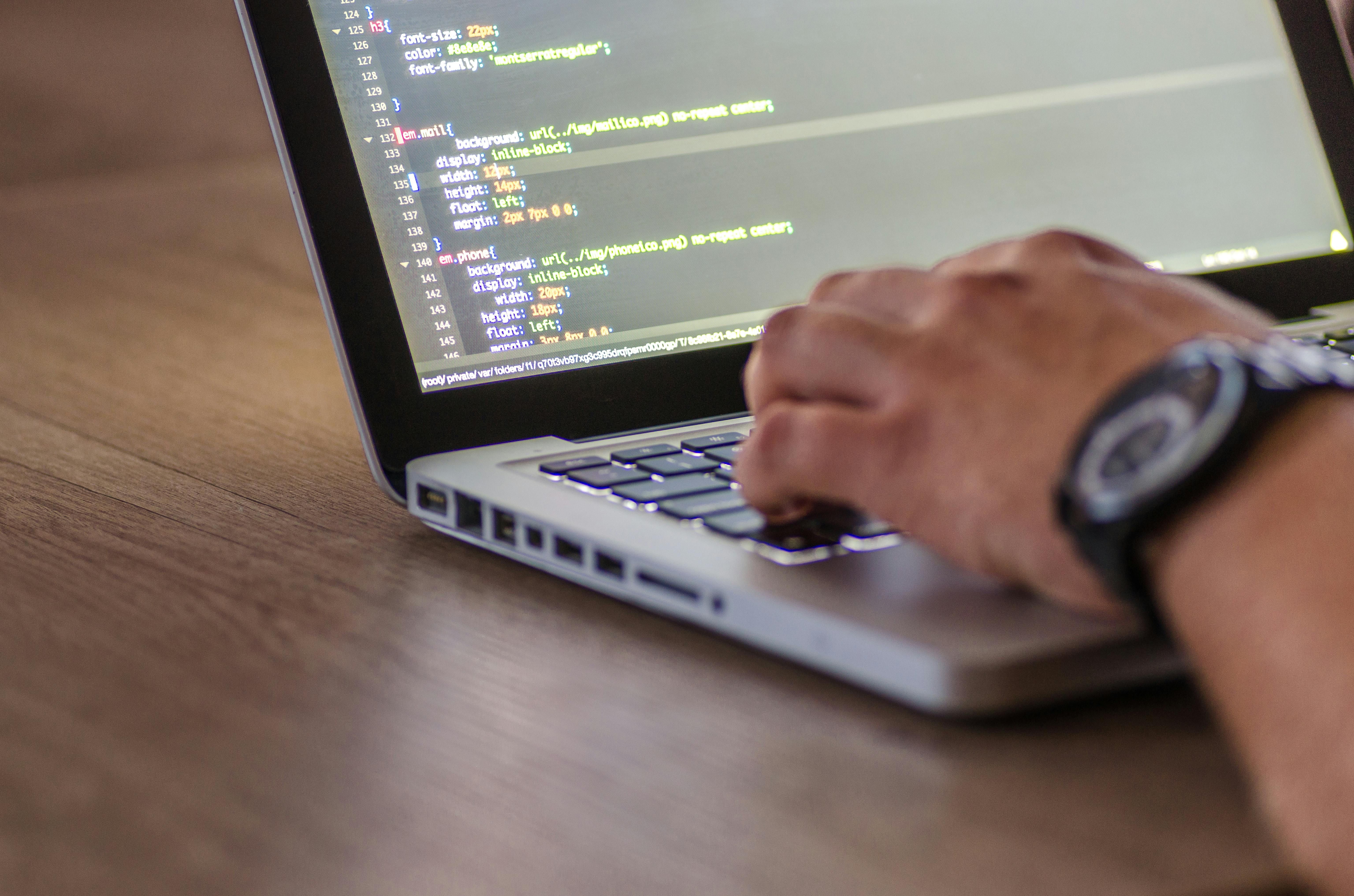Schermata di codice di programmazione in un IDE, simbolo dello sviluppo software custom professionale